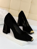 Novi model ženskih cipela od debelog eko antilopa