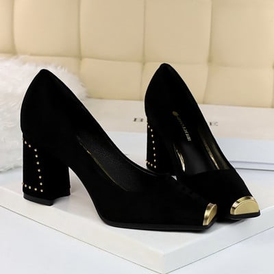 Novi model ženskih cipela od debelog eko antilopa