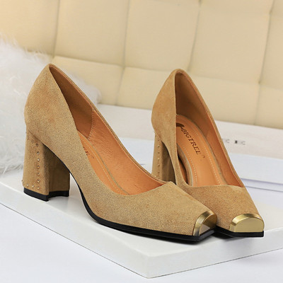 Novi model ženskih cipela od debelog eko antilopa