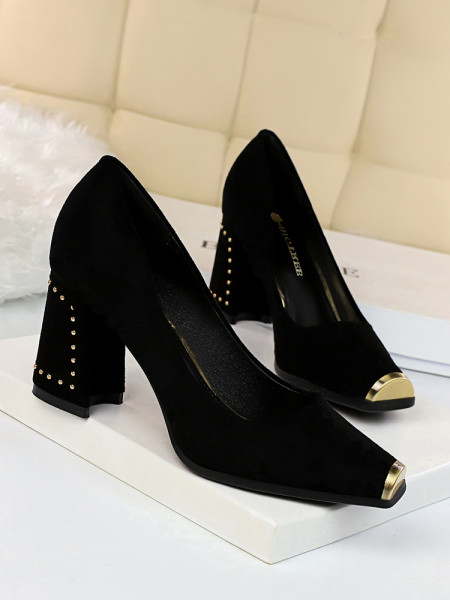 Novi model ženskih cipela od debelog eko antilopa