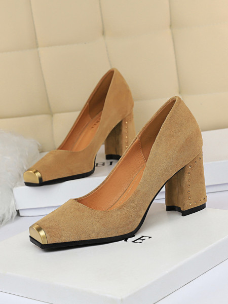 Novi model ženskih cipela od debelog eko antilopa