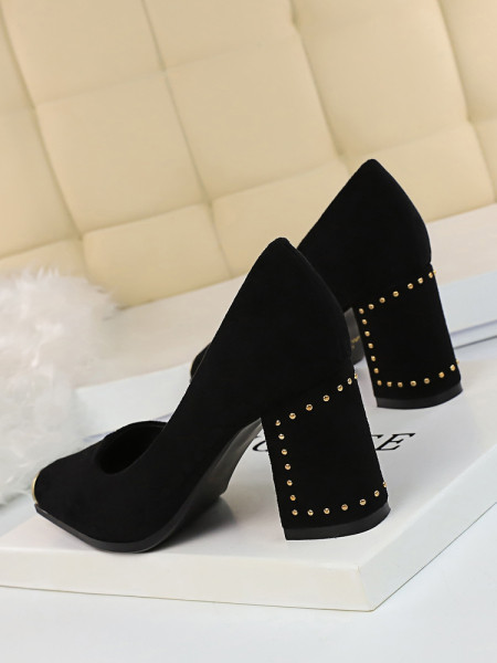 Novi model ženskih cipela od debelog eko antilopa