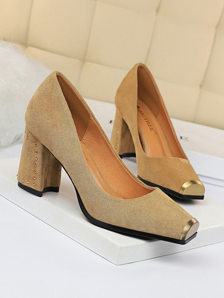 Novi model ženskih cipela od debelog eko antilopa