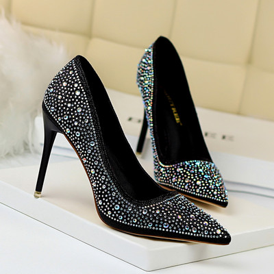 Moderne ženske cipele s kamenčićima i potpeticama