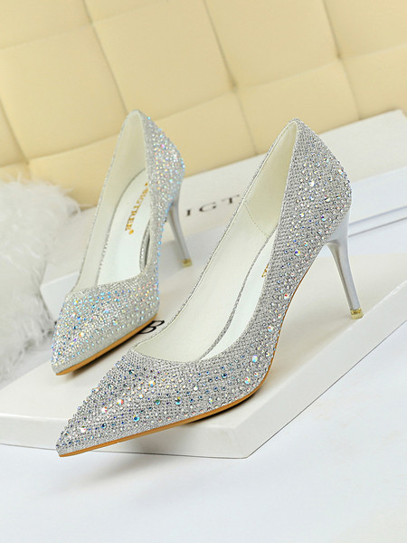 Moderne ženske cipele s kamenčićima i potpeticama