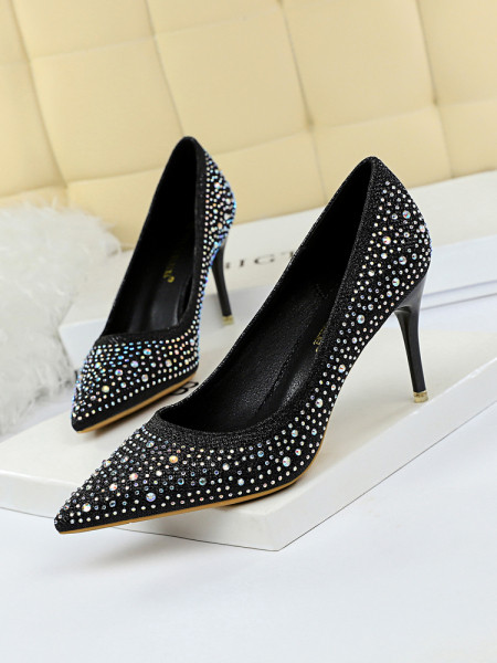 Moderne ženske cipele s kamenčićima i potpeticama