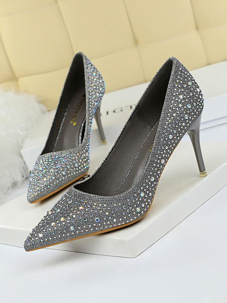 Moderne ženske cipele s kamenčićima i potpeticama
