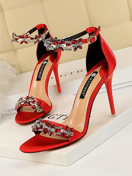 Elegantne sandale od eko brušene kože sa kamenčićima