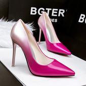 Model ascutit de pantofi de dama in culoare irizata