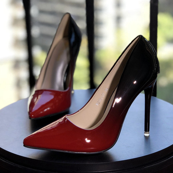 Špic model ženskih cipela u preljevnoj boji