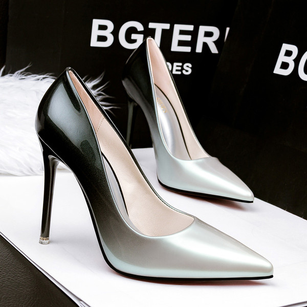 Špic model ženskih cipela u preljevnoj boji