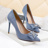 Elegantne ženske cipele od eko brušene kože s ukrasom od vrpce