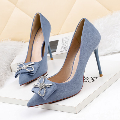 Elegantne ženske cipele od eko brušene kože s ukrasom od vrpce