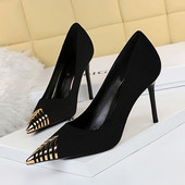 Elegantne ženske cipele s metalnim elementom i potpeticom visine 9 cm