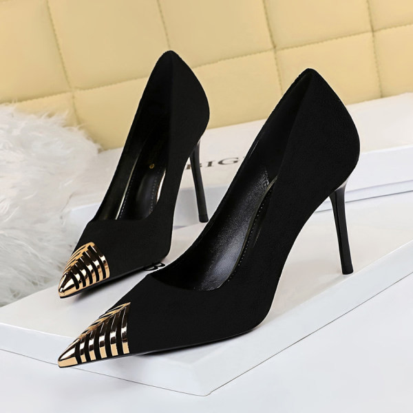 Elegantne ženske cipele s metalnim elementom i potpeticom visine 9 cm