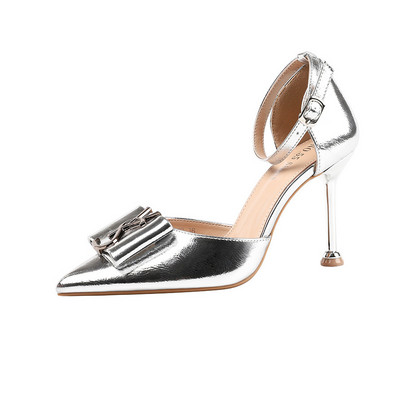 Elegantne ženske cipele s metalnim elementima i potpeticama