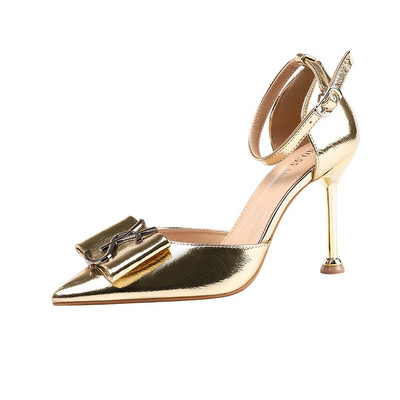 Elegantne ženske cipele s metalnim elementima i potpeticama