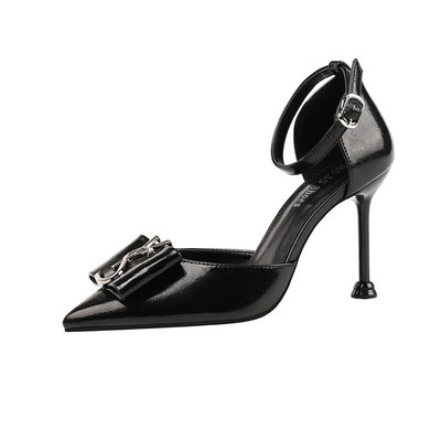 Elegantne ženske cipele s metalnim elementima i potpeticama