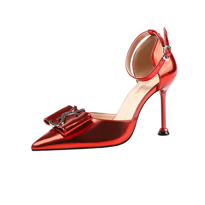 Elegantne ženske cipele s metalnim elementima i potpeticama