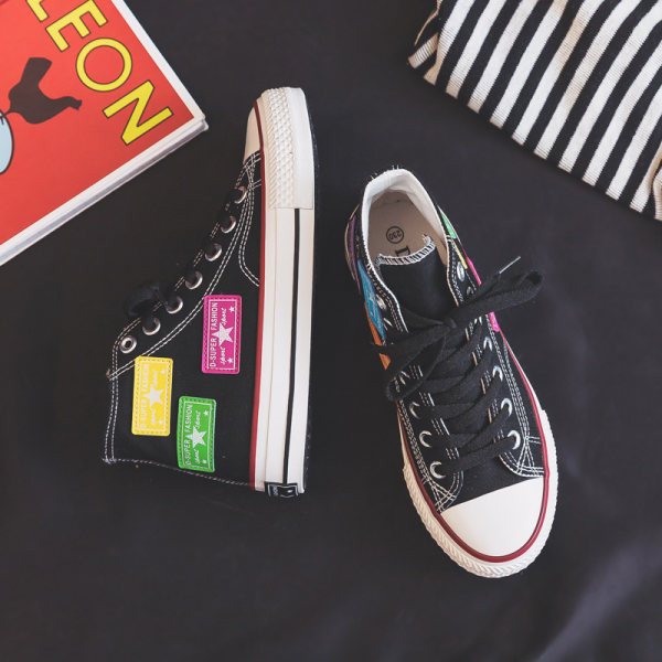 Platnene ženske tenisice s ravnim potplatom i vezicama