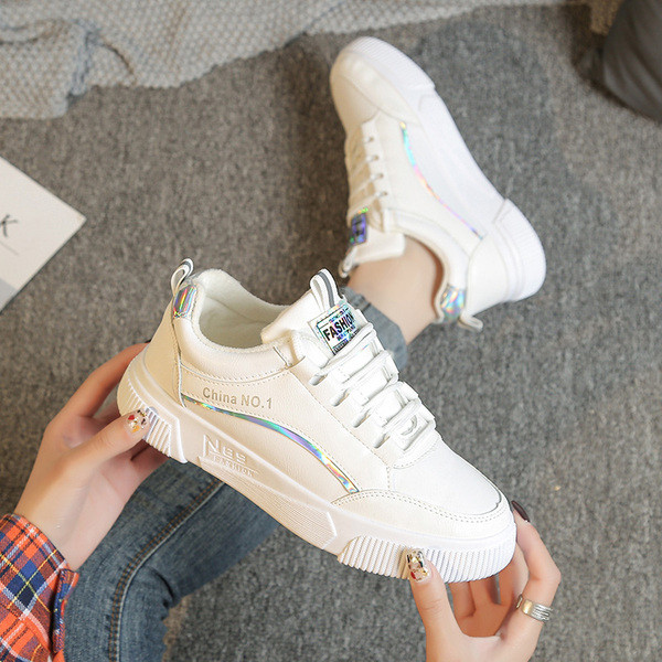 Ženske casual tenisice s amblemom i ravnim potplatom