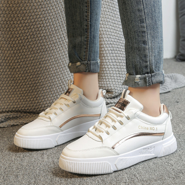 Ženske casual tenisice s amblemom i ravnim potplatom