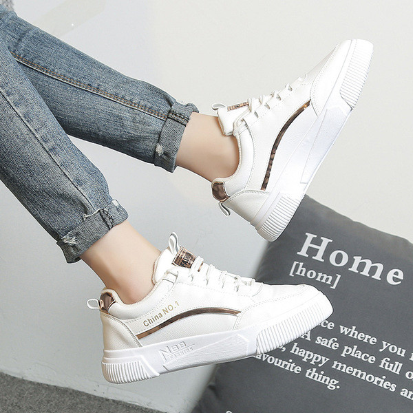 Ženske casual tenisice s amblemom i ravnim potplatom