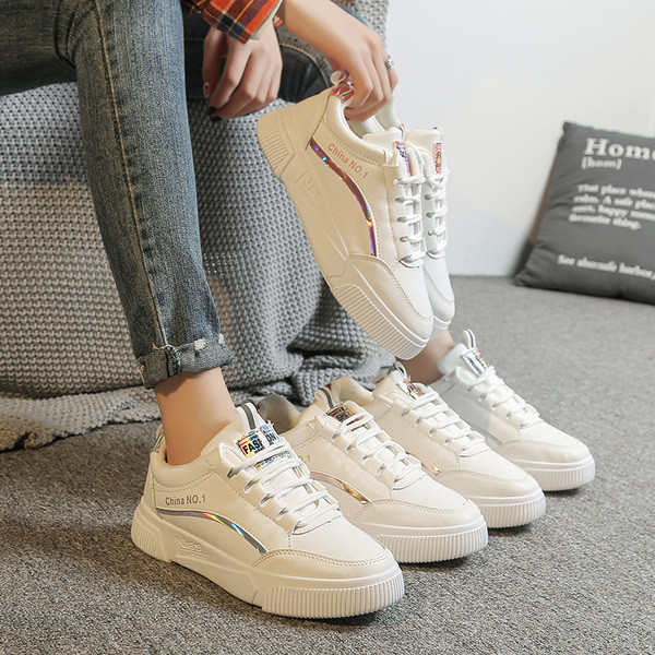 Ženske casual tenisice s amblemom i ravnim potplatom