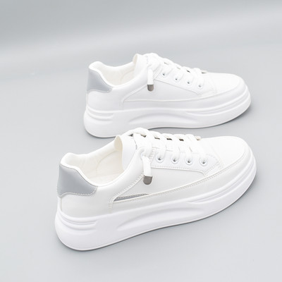 Ženske casual tenisice s ravnim potplatom i vezicama u bijeloj boji