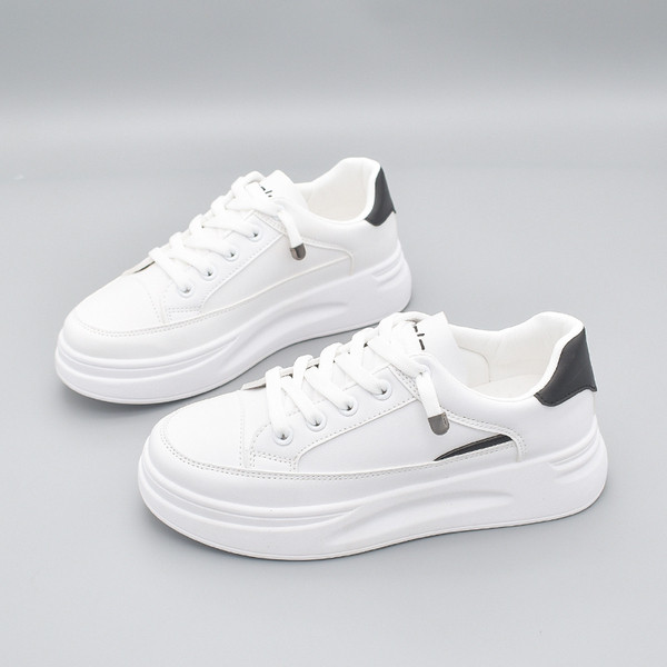 Ženske casual tenisice s ravnim potplatom i vezicama u bijeloj boji