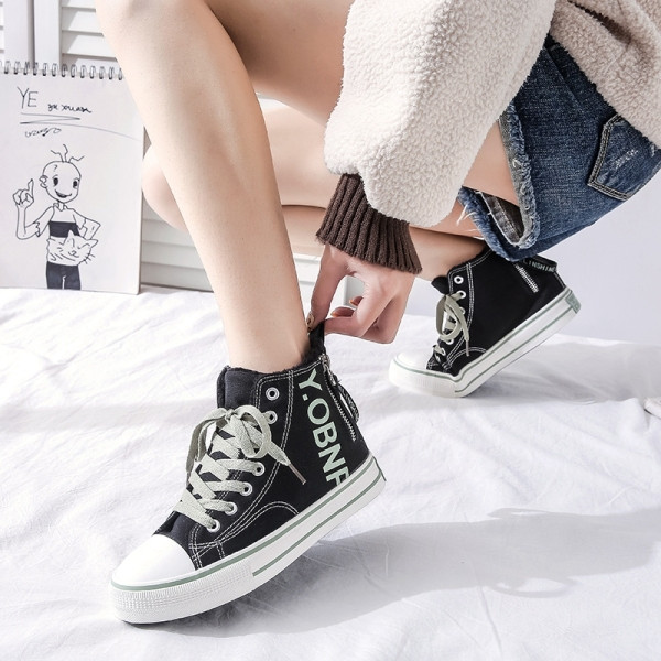 Moteriški drobiniai sportbačiai su užrašais ir užtrauktuku