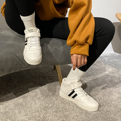 Adidași moderni cu autocolante și talpă plată