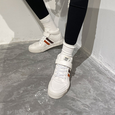 Adidași moderni cu autocolante și talpă plată
