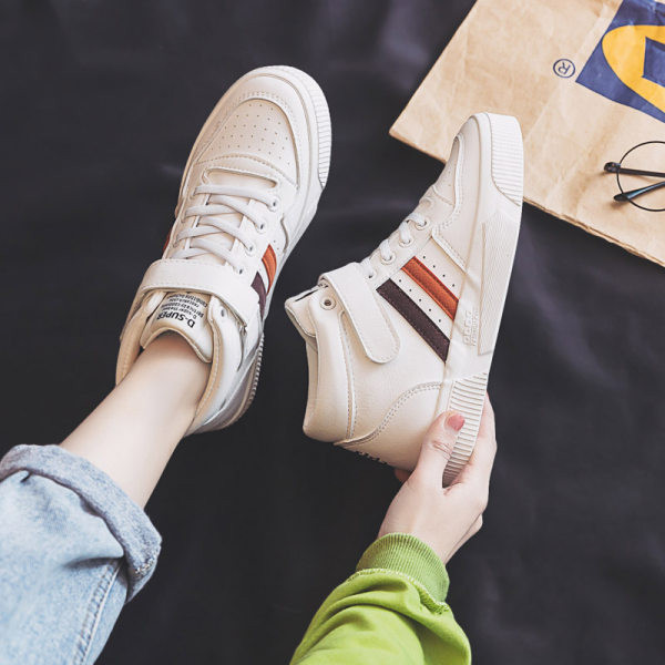 Moderne tenisice s naljepnicama i ravnim potplatom