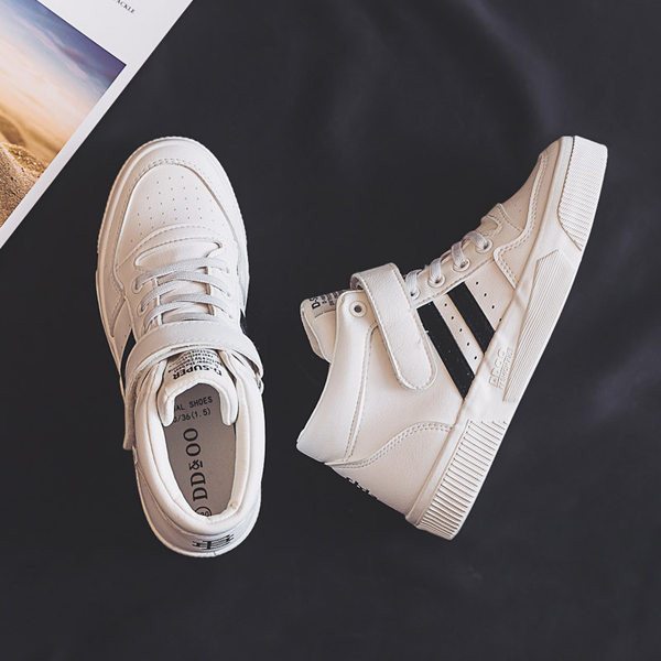 Moderne tenisice s naljepnicama i ravnim potplatom