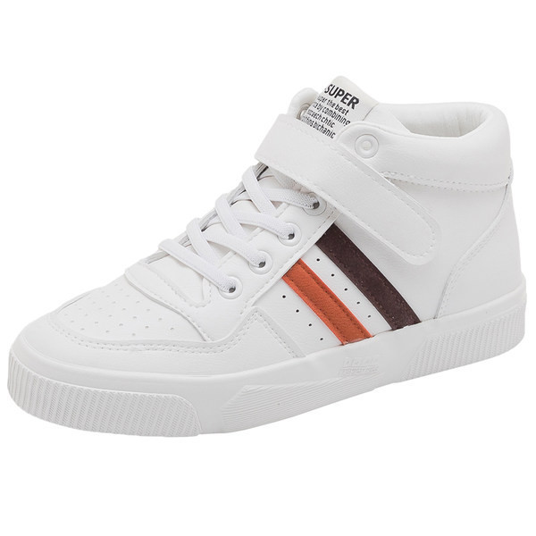 Moderne tenisice s naljepnicama i ravnim potplatom