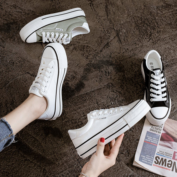 Moteriški tekstiliniai sportbačiai klasikinio modelio su raišteliais