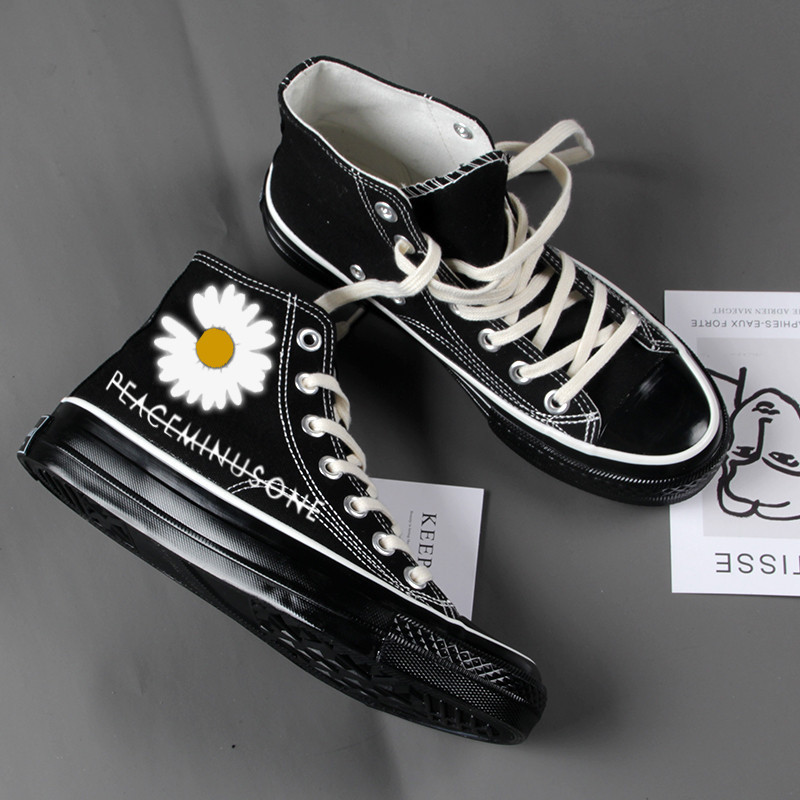 Moderne ženske tekstilne tenisice s aplikacijom