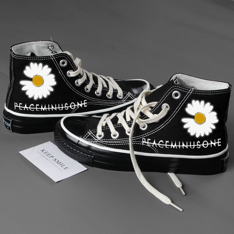 Moderne ženske tekstilne tenisice s aplikacijom