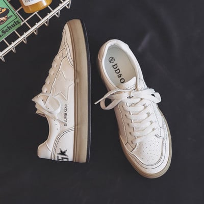 Tenisice s vezicama i ravnim đonom primjerene za proljeće