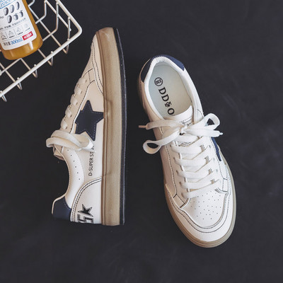 Tenisice s vezicama i ravnim đonom primjerene za proljeće