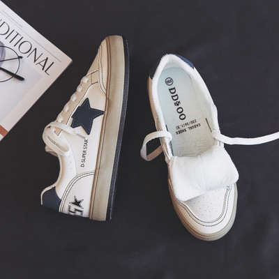 Tenisice s vezicama i ravnim đonom primjerene za proljeće