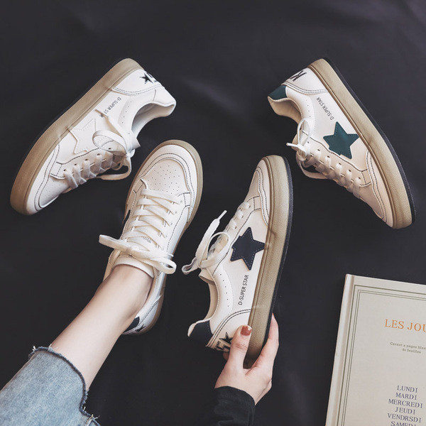 Tenisice s vezicama i ravnim đonom primjerene za proljeće