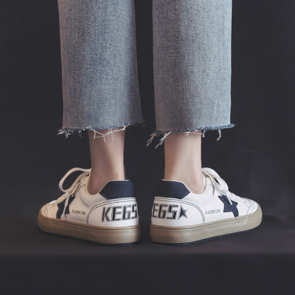 Tenisice s vezicama i ravnim đonom primjerene za proljeće