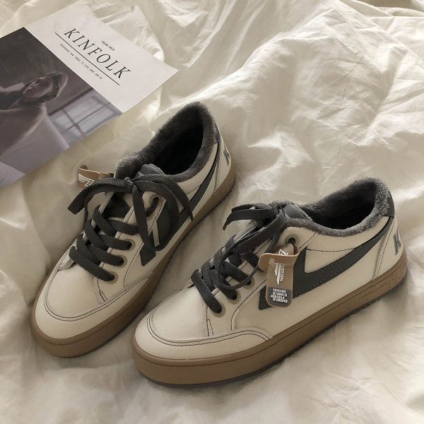 Ženske tenisice s toplom postavom i natpisom