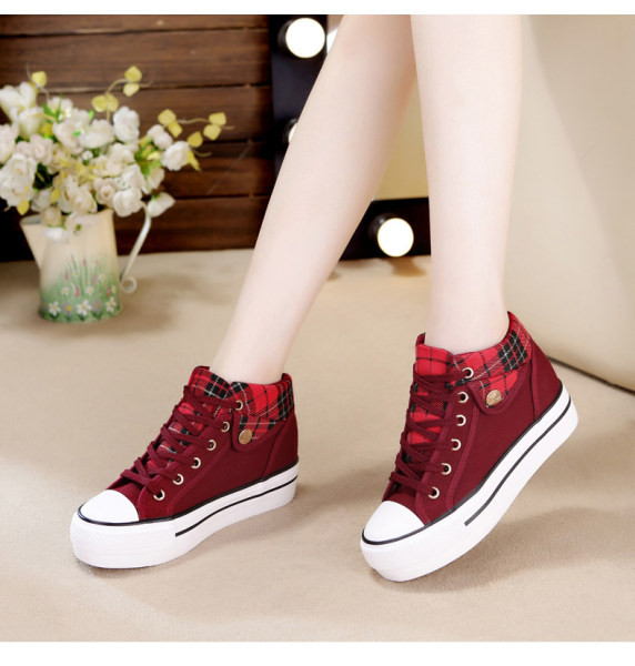 Ženske karirane tenisice s ravnim potplatom