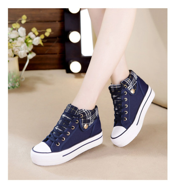 Ženske karirane tenisice s ravnim potplatom