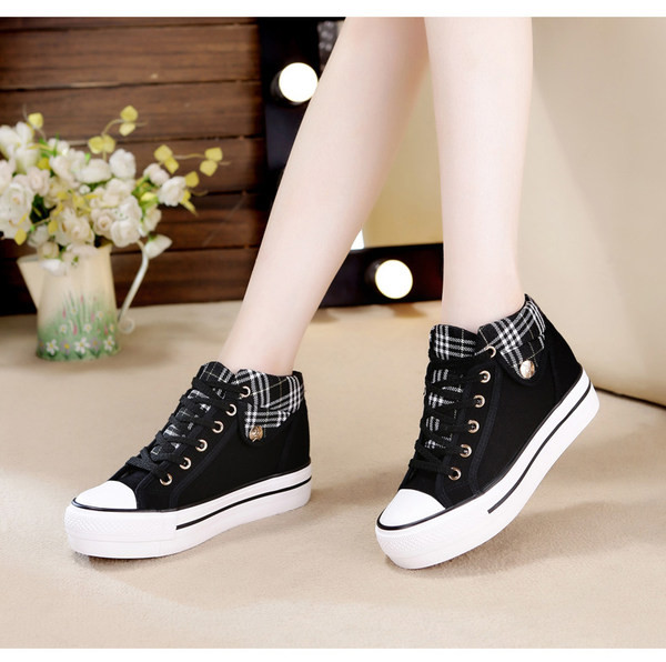 Ženske karirane tenisice s ravnim potplatom