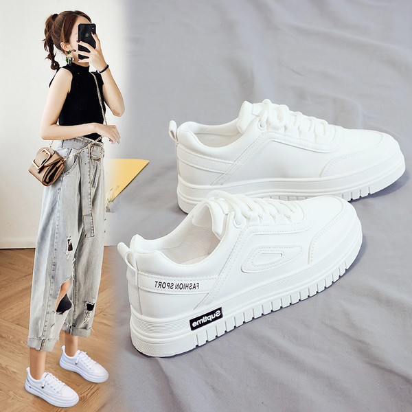 Ženske tenisice u bijeloj boji i vezicama primjerene za proljeće