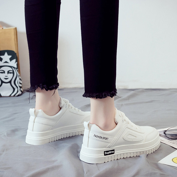 Ženske tenisice u bijeloj boji i vezicama primjerene za proljeće